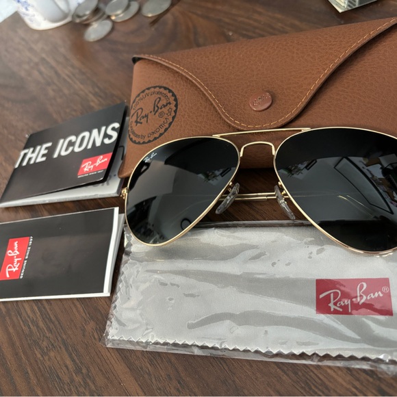 Gold Classic Ray-Ban Aviators - Picture 3 of 3